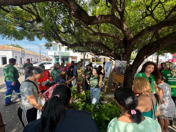 Prefeitura de Floriano celebra o Dia da &Aacute;rvore com entrega de mudas &agrave; popula&ccedil;&atilde;o.(Imagem:Secom)