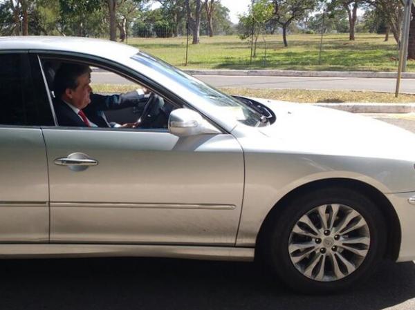 Deputado S&iacute;lvio Costa passa pela barreira para ir ao Pal&aacute;cio da Alvorada.(Imagem:Beatriz Pataro/G1)