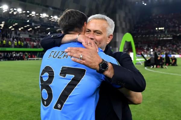 Convocado por Tite e campeão com Mourinho: conheça Fuzato, goleiro que está perto do Vasco