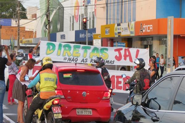 Manifestantes gritam 