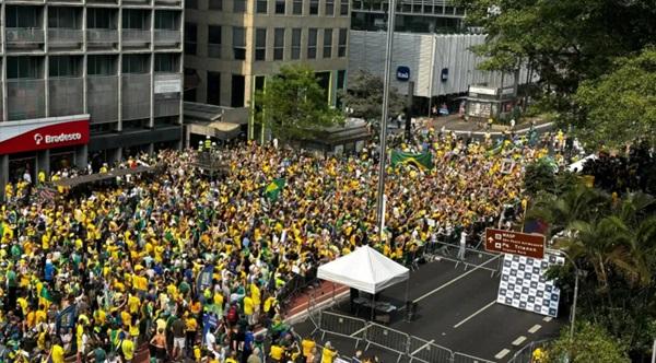 Manifestantes na Avenida Paulista em ato contra Moraes.(Imagem:Vini Murad / CNN Brasil)