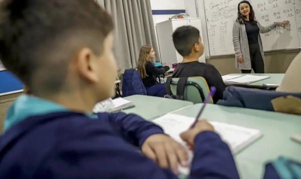 A professora Suelem Furlanetto dentro de sala de aula na Escola Municipal Rio Grande do Sul, após enchente que atingiu toda a escola.(Imagem:Bruno Peres/Agência Brasil)