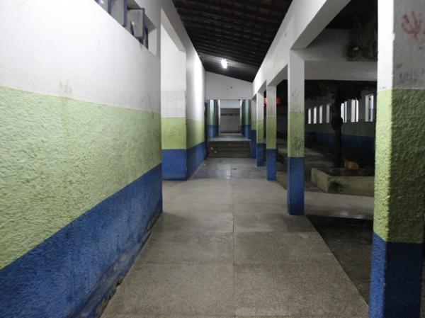 Aluno é esfaqueado após assalto dentro de escola em Teresina