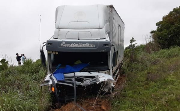Caminhoneiro que se envolveu no acidente que matou tr&ecirc;s pessoas da mesma fam&iacute;lia na BR-343 est&aacute; em estado de choque.(Imagem:Divulga&ccedil;&atilde;o/PRF)