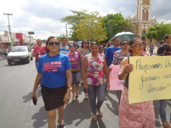 Professores fazem ato em frente &agrave; Prefeitura de Floriano.(Imagem:FlorianoNews)