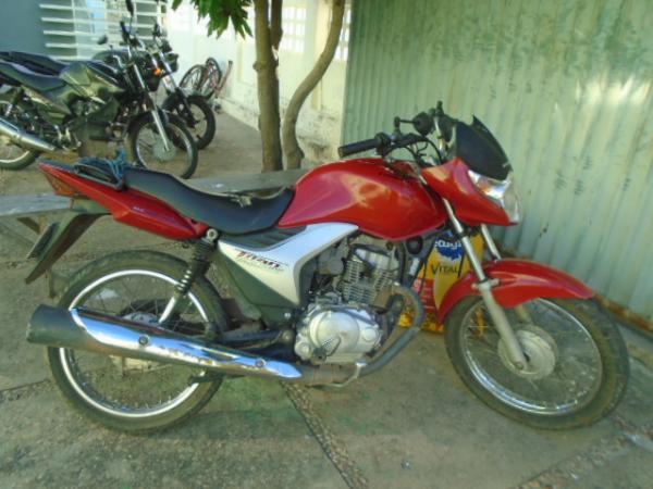 Motocicleta abandonada &eacute; conduzida para o p&aacute;tio do 3&ordm; BPM de Floriano.(Imagem:FlorianoNews)