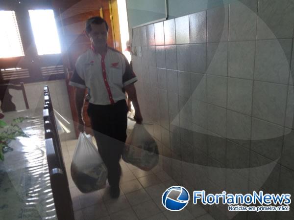 Cajueiro Motos faz doa&ccedil;&atilde;o de cestas b&aacute;sicas a convento de Floriano.(Imagem:FlorianoNews)