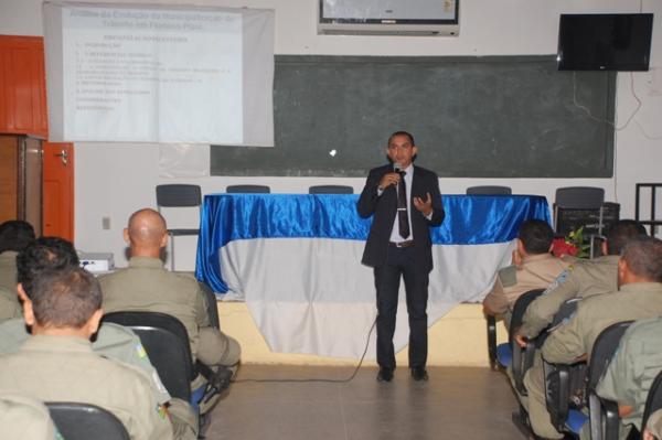 Superintendente apresenta pesquisa sobre o tr&acirc;nsito de Floriano(Imagem:Waldemir Miranda)