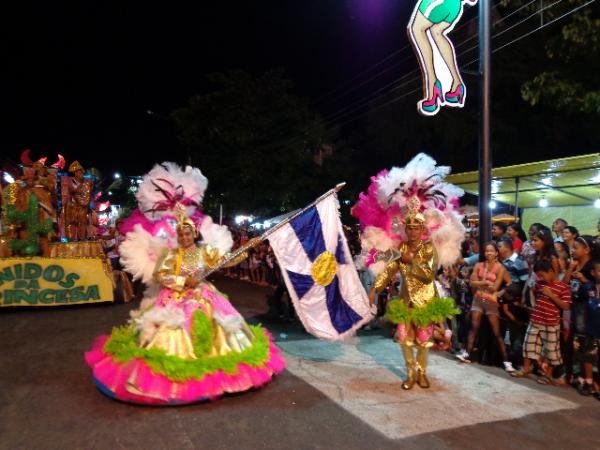 Desfile das escolas de samba agitam &uacute;ltimo dia de carnaval em floriano.(Imagem:FlorianoNews)
