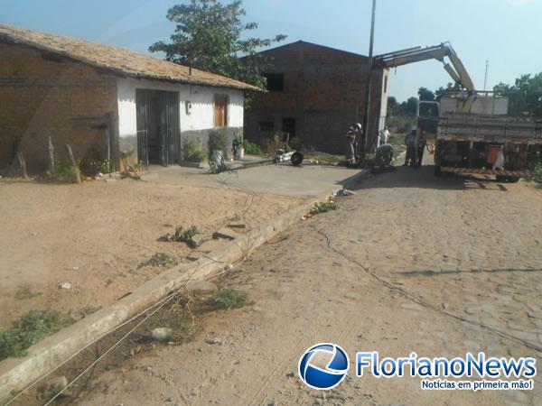 Caminh&atilde;o bate em fia&ccedil;&atilde;o el&eacute;trica e derruba postes em Floriano.(Imagem:FlorianoNews)