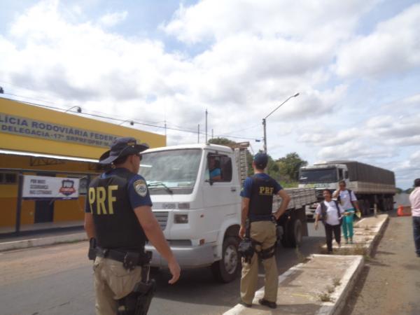 Blitz da PRF e Conselho Tutelar conscientiza motoristas na Campanha