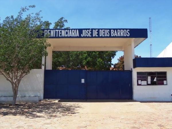 Presos serram grades e fogem de penitenciária em Picos