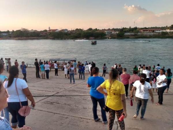 Fieis acompanham prociss&atilde;o n&aacute;utica de S&atilde;o Pedro de Alc&acirc;ntara pelas &aacute;guas do Rio Parna&iacute;ba.(Imagem:FlorianoNews)