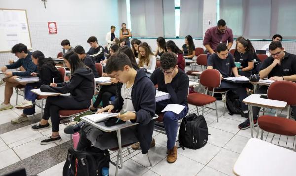 Alunos do colégio Galois em sala de aula na preparação dos últimos dias antes da prova do Enem 2024.(Imagem:José Cruz/Agência Brasil)