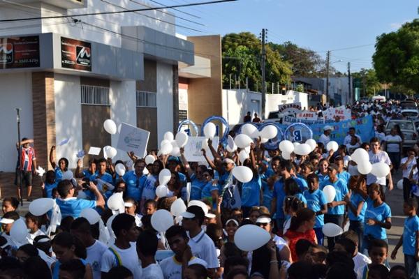 Caminhada comemora os 06 anos do Mais Educação em Floriano