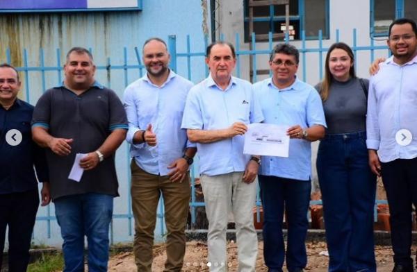 Prefeito Ant&ocirc;nio Reis e equipe visitam obra de reforma da UBS Santa Cruz em Floriano.(Imagem:Reprodu&ccedil;&atilde;o/Instagram)