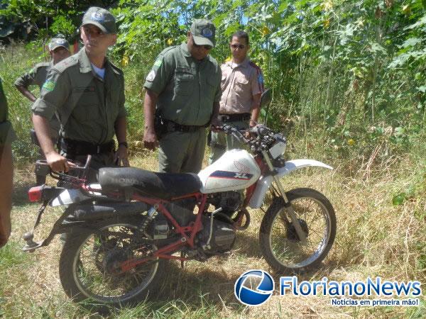Pol&iacute;cia recupera motocicleta abandonada em Floriano.(Imagem:FlorianoNews)