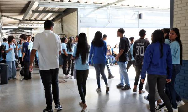 Pé-de-Meia: MEC paga incentivo para nascidos em novembro e dezembro