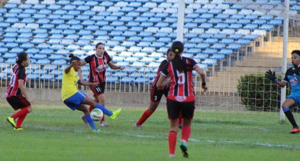 Para a sorte da goleira Brenda, em dia n&atilde;o muito bom, Andr&eacute;a fura de frente para o gol.(Imagem: Emanuele Madeira)
