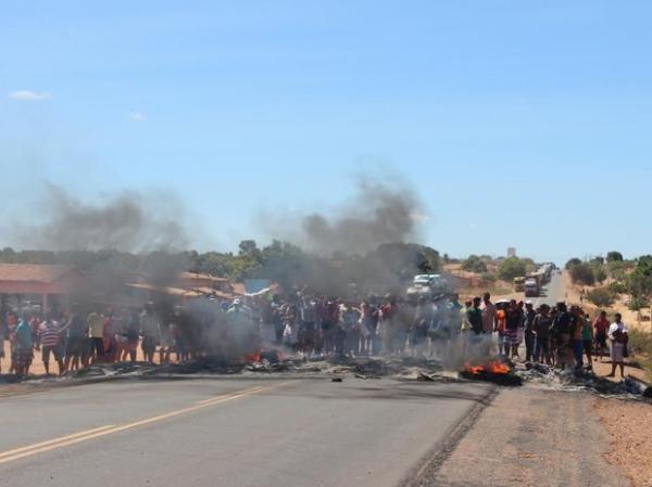 Manifestantes atearam fogo em pneus e galhos de &aacute;rvores durante protesto.(Imagem:Ellyo Teixeira/G1)