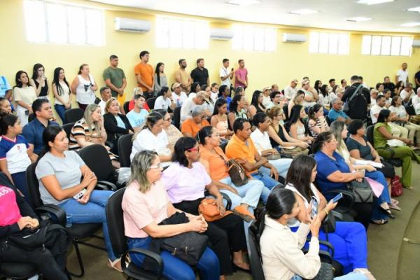 Prefeitura de Floriano entrega novo fardamento aos Agentes de Sa&uacute;de e de Combate &agrave;s Endemias(Imagem:Secom)