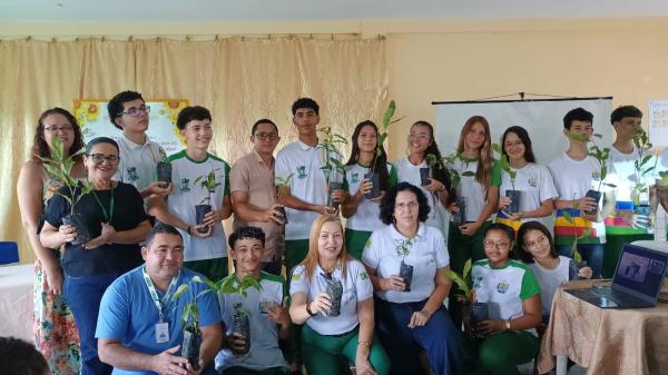 Projeto de educação ambiental mobiliza estudantes e distribui quase 700 mudas no norte do Piauí