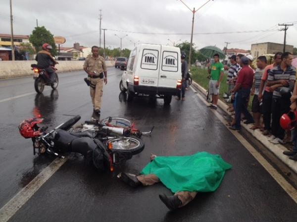 Motociclista perde controle de moto ao ser fechado por caminhão e morre