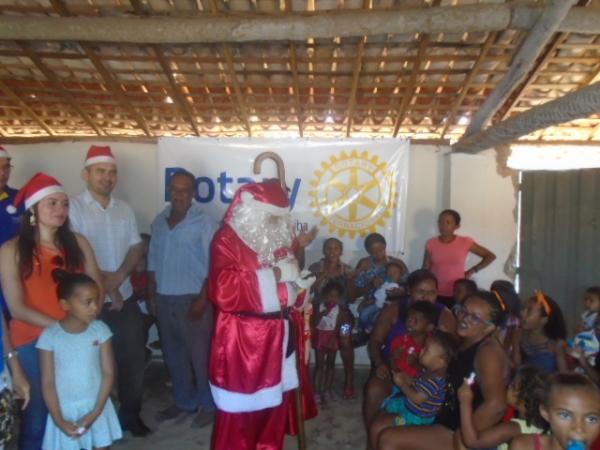 Crian&ccedil;as da localidade Tabuleiro do Mato recebem a visita do Papai Noel.(Imagem:FlorianoNews)