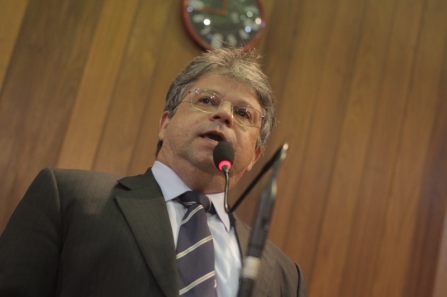 Gustavo Neiva cobra redução de imposto sobre combustível