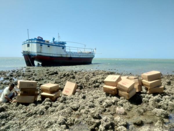Embarca&ccedil;&atilde;o encalhada com carga de cigarro contrabandeado no Litoral do Piau&iacute;.(Imagem:Divulga&ccedil;&atilde;o/Pol&iacute;cia Federal)