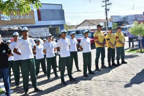 Hasteamento das bandeiras marca a abertura da Semana da P&aacute;tria em Floriano.(Imagem:SECOM)