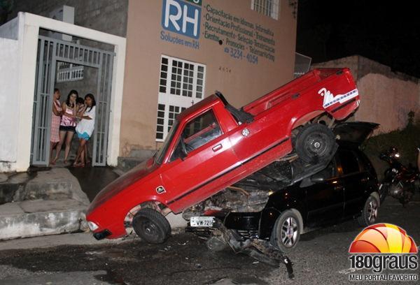 Carro fica com frente destruída após estudante perder controle