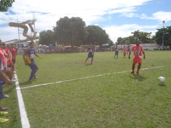 Nazar&eacute; vence nos p&ecirc;naltis a final do Campeonato Os Quarent&otilde;es em Floriano.(Imagem:FlorianoNews)