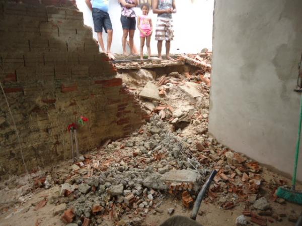 Estrutura cede e casa desaba durante chuva em Floriano