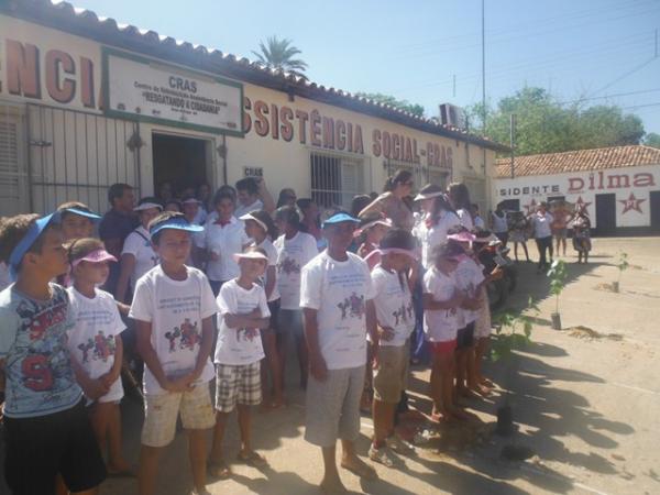 Caminhada e plantio de &aacute;rvores marcam enceramento de Projeto Ambiental em Bar&atilde;o de Graja&uacute;. (Imagem:FlorianoNews)