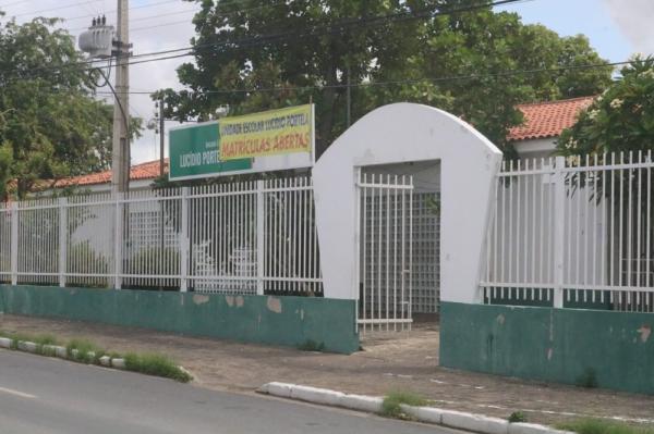 Contra evasão escolar em unidade pública, diretora e aluno gravam vídeo ao som de funk para atrair