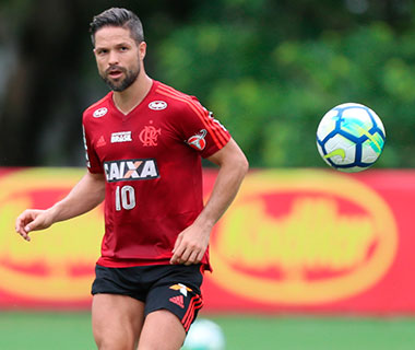 Treino do Flamengo tem volta de Diego entre os reservas