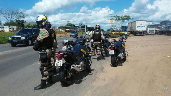 PRF executa fiscalização com motociclistas policiais visando a segurança em Pedro II