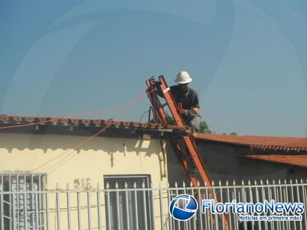 Caminh&atilde;o bate em fia&ccedil;&atilde;o el&eacute;trica e derruba postes em Floriano.(Imagem:FlorianoNews)