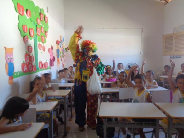 Palhaço Carrapeta faz distribuição de bombons na Escola Mega
