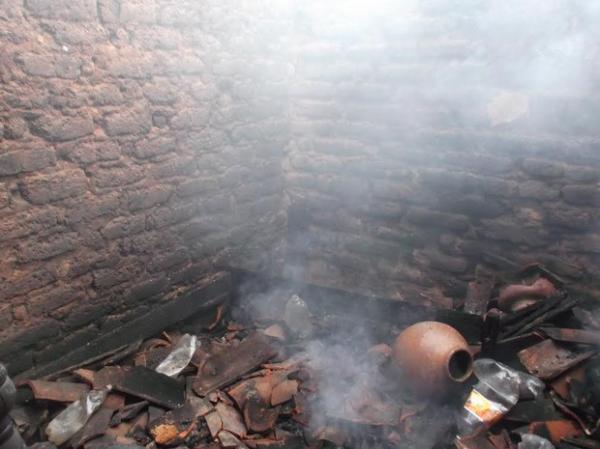 otos dormiam sozinhos em casa e morreram carbonizados em Parnagu&aacute;.(Imagem:Estev&atilde;o Moreno)