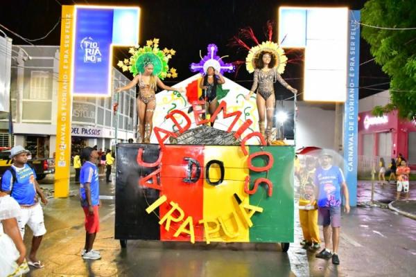 Desfile de escolas de samba e shows na beira-rio marcam o &uacute;ltimo dia do Carnaval de Floriano.(Imagem:Secom )