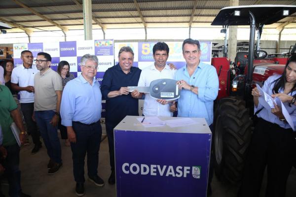  Ciro Nogueira entrega m&aacute;quinas e equipamentos e beneficia popula&ccedil;&atilde;o de 21 munic&iacute;pios(Imagem:Ascom)