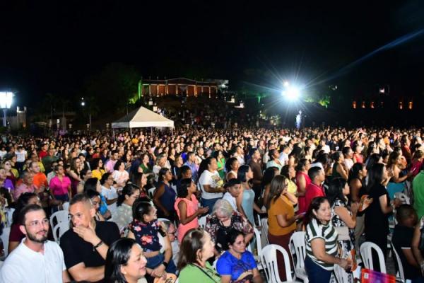 Prefeitura de Floriano apoia show católico da Ir. Kelly Patrícia, que reuniu milhares de fiéis.(Imagem:Secom)