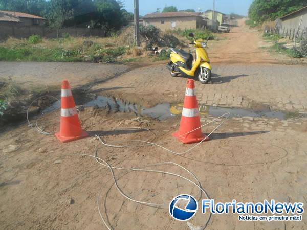 Caminh&atilde;o bate em fia&ccedil;&atilde;o el&eacute;trica e derruba postes em Floriano.(Imagem:FlorianoNews)