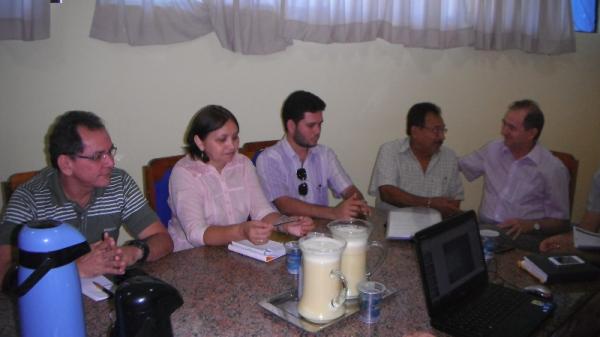 Parlamentares e educadores se reuniram para discutir Pacto pela Educa&ccedil;&atilde;o de Floriano.(Imagem:FlorianoNews)