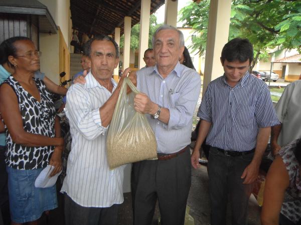 Pequenos produtores rurais de Floriano recebem sementes de milho e feij&atilde;o.(Imagem:FlorianoNews)