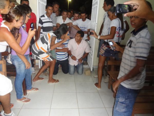 Gleydson Resende vai a igreja agradecer pela vit&oacute;ria em Bar&atilde;o de Graja&uacute;.(Imagem:FlorianoNews)