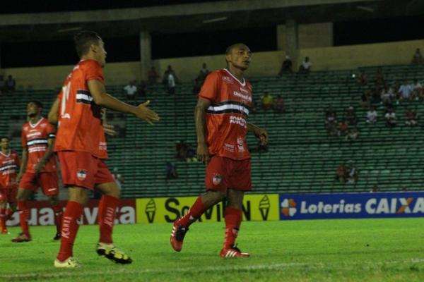 Fabinho para em defesas de Fernando Henrique em derrota do Galo em casa.(Imagem: Renan Morais)
