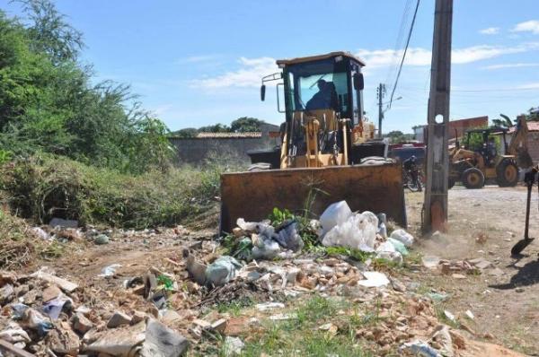 Primeira semana do mutirão de limpeza retira 132 carradas de lixo das ruas de Floriano